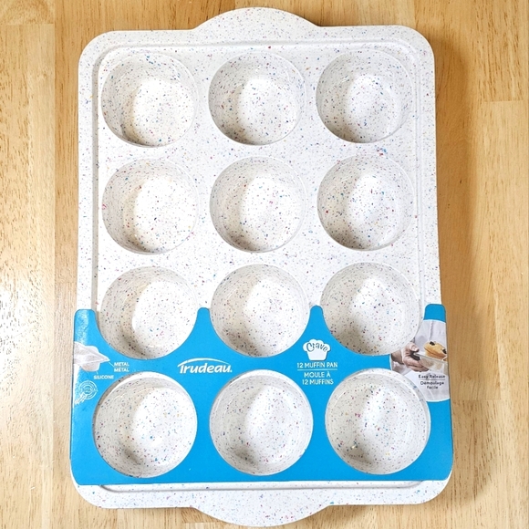 New✨️Confetti Muffin Pan - Picture 7 of 7